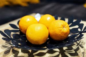 grupa pomarańczy na talerzu na stole w obiekcie Apartament Boryna w mieście Łomża