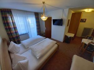 1 dormitorio con 1 cama grande con almohadas blancas en Lallinger Hof en Lalling