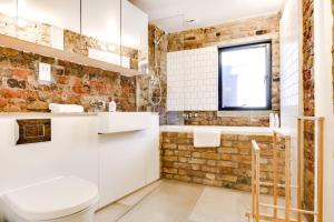 Bathroom sa Stylish bright apartment w private garden