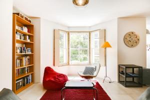 Area tempat duduk di Stylish bright apartment w private garden
