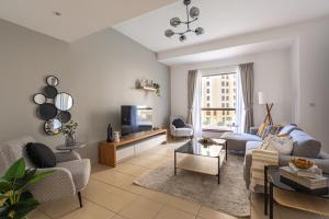 Posezení v ubytování HiGuests - Stylish Apartment in JBR Steps From the Beach