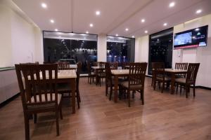 TV a/nebo společenská místnost v ubytování Mount Feast Hotel Naran