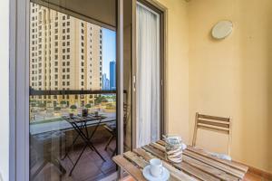 Balkón nebo terasa v ubytování HiGuests - Stylish Apartment in JBR Steps From the Beach
