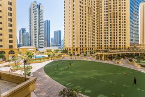 Nespecifikovaný výhled na destinaci Dubaj nebo výhled na město při pohledu z apartmánu