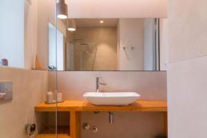 A bathroom at Villa Jacaranda by PosarelliVillas