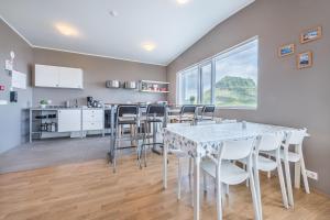 - une cuisine et une salle à manger avec une table et des chaises dans l'établissement Stöð Guesthouse and apartments, à Grundarfjörður