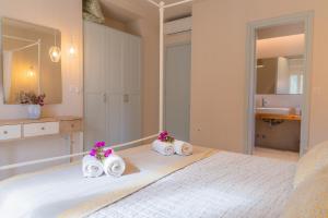A bed or beds in a room at Villa Jacaranda by PosarelliVillas