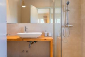 A bathroom at Villa Jacaranda by PosarelliVillas