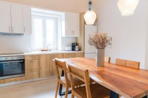 A kitchen or kitchenette at Villa Jacaranda by PosarelliVillas