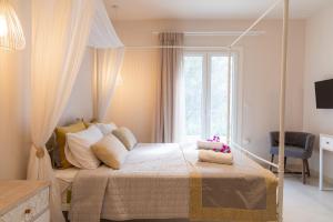 A bed or beds in a room at Villa Jacaranda by PosarelliVillas Még 20 kép