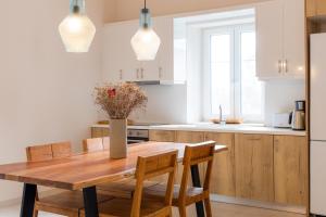 A kitchen or kitchenette at Villa Jacaranda by PosarelliVillas