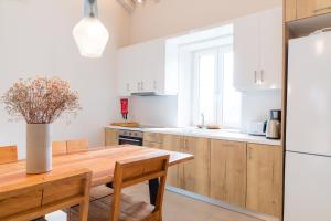 A kitchen or kitchenette at Villa Jacaranda by PosarelliVillas
