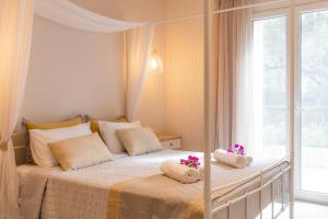 A bed or beds in a room at Villa Jacaranda by PosarelliVillas