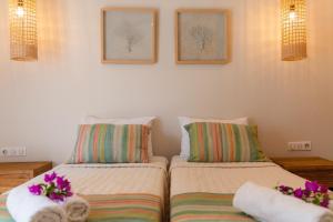 A bed or beds in a room at Villa Jacaranda by PosarelliVillas