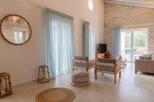 A seating area at Villa Jacaranda by PosarelliVillas