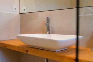A bathroom at Villa Jacaranda by PosarelliVillas