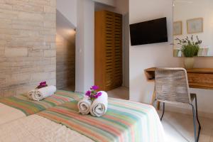 A bed or beds in a room at Villa Jacaranda by PosarelliVillas