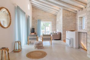 A seating area at Villa Jacaranda by PosarelliVillas