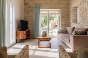 A television and/or entertainment centre at Villa Jacaranda by PosarelliVillas