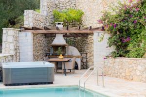 The swimming pool at or close to Villa Jacaranda by PosarelliVillas