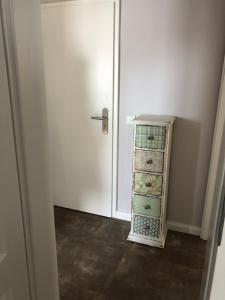 una stanza con una porta bianca e una mensola con cassetti di Lindenbaum a Hargesheim