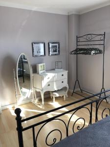 una camera da letto con cassettiera bianca e specchio di Lindenbaum a Hargesheim