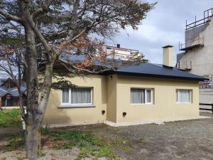 uma casa amarela com um telhado preto em Casa Las Lengas em Ushuaia