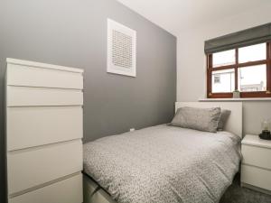 um quarto com uma cama e uma cómoda em Andra Ghyll em Keswick