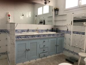łazienka z dwiema umywalkami i lustrem w obiekcie VILLA VEGUETA w mieście La Vegueta
