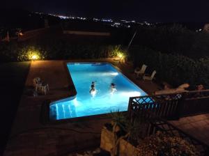The swimming pool at or close to Villa El Mirador