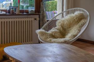 Una silla blanca con un animal de peluche. en Rocheuses Furnished flat en Megève