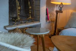 sala de estar con mesa y chimenea en Rocheuses Furnished flat en Megève