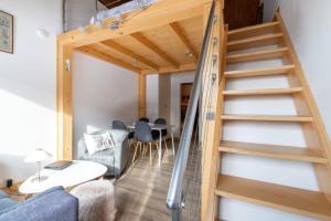 uma escada que leva a uma pequena casa em Comfortable studio with terrace and mountain views em Megève
