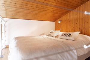 Katil atau katil-katil dalam bilik di Comfortable studio with terrace and mountain views