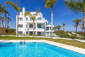 een villa met een zwembad voor een gebouw bij Luxury High End - Santa Barbara Heights III CLC - Private Pool in Mijas Costa