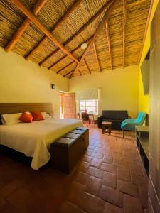 1 dormitorio con 1 cama y 1 sofá en una habitación en La Finka Cajamarca en Cajamarca