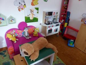 una stanza per bambini con un orsacchiotto di peluche su una sedia di Villa Plischke a Lipová-lázně