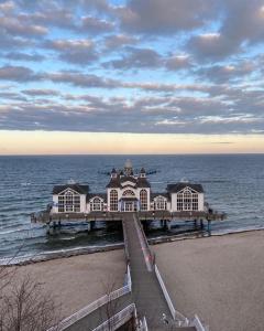 a building on the beach next to the ocean at Hotel meerblau in Ostseebad Sellin