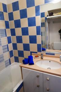 een badkamer met een wastafel, een spiegel en een bad bij STUDIO HYERES PORT in Hyères
