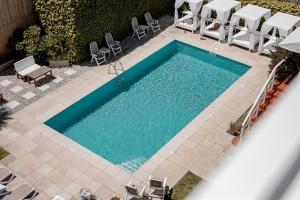 an overhead view of a swimming pool with chairs and a table at Atlántico Boutique Hotel in Punta del Este