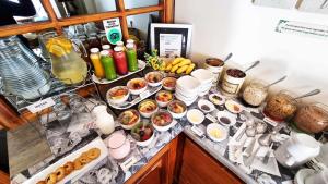 ein Buffet mit vielen verschiedenen Speisen und Getränken in der Unterkunft Casa Joaquin Boutique Hotel in Quito