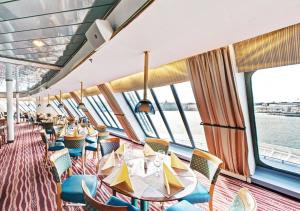 un comedor en un crucero con mesas y sillas en Viking Line ferry Gabriella - One-way journey from Helsinki to Stockholm en Helsinki