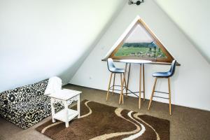 a room with a table and two chairs and a window at GRAPA LOFT Dom w Górach Apartament Wypoczynek w górach in Lipnica Wielka