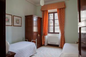 a bedroom with two beds and a window at Hotel Villa Giona in San Pietro in Cariano