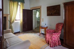 sala de estar con sofá y silla en Hotel Villa Giona en San Pietro in Cariano