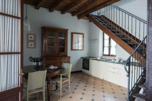- une cuisine avec une table et un escalier dans une chambre dans l'établissement Hotel Villa Giona, à San Pietro in Cariano