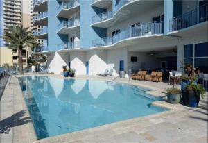 una grande piscina di fronte a un edificio di Sterling Breeze 1007 a Panama City Beach