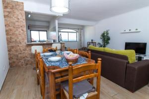 comedor y sala de estar con mesa y sillas en Ocean View Apartment - Pool and Sea View & Albufeira Center, en Albufeira