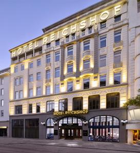 un edificio de hotel con un cartel que lee desregulación hotelera en Reichshof Hotel Hamburg, en Hamburgo