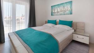 1 cama en un dormitorio con ventana grande en Apartmani "Villa Barbara" en Novalja